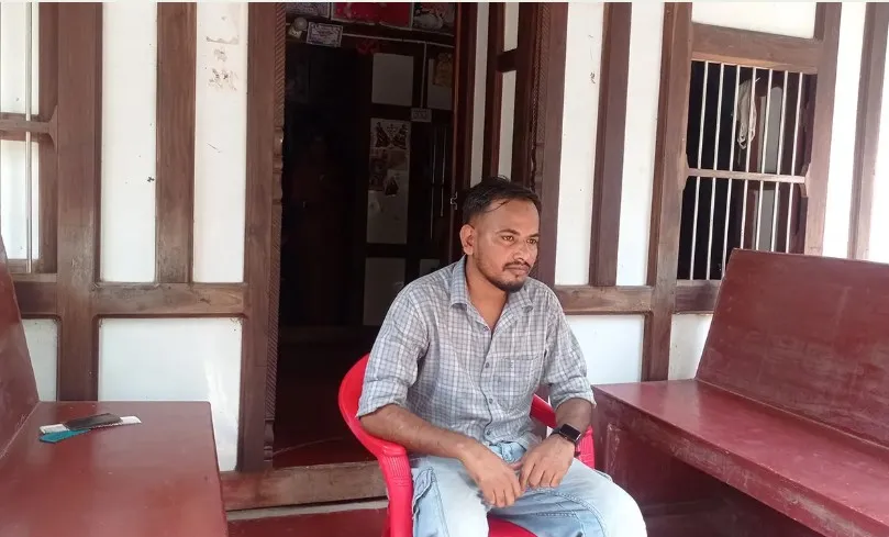 বিয়ের স্বীকৃতির দাবিতে প্রেমিকার বাড়িতে প্রেমিকের অনশন